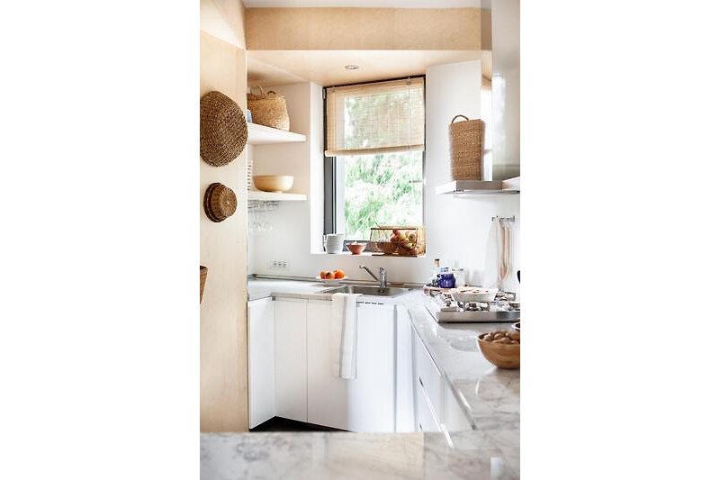 Moderne und gut ausgestattete separate Küche mit Geschirrspülmaschine