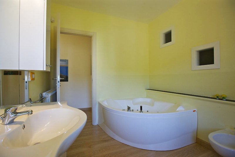 2. freundliches Badezimmer mit Whirlpoolbadewanne
