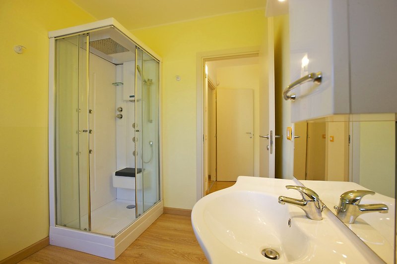 1. freundliches Badezimmer mit Dusche, Bidet & Fenster