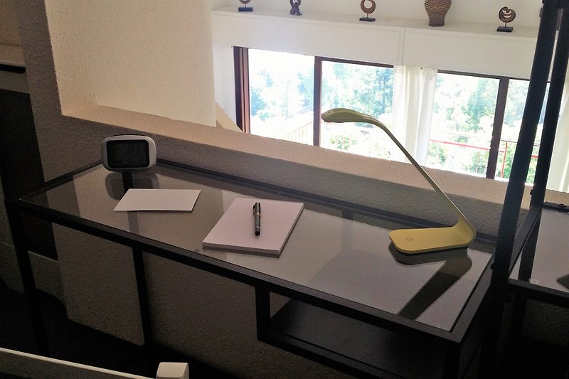 Galerie mit Laptop-Schreibtisch