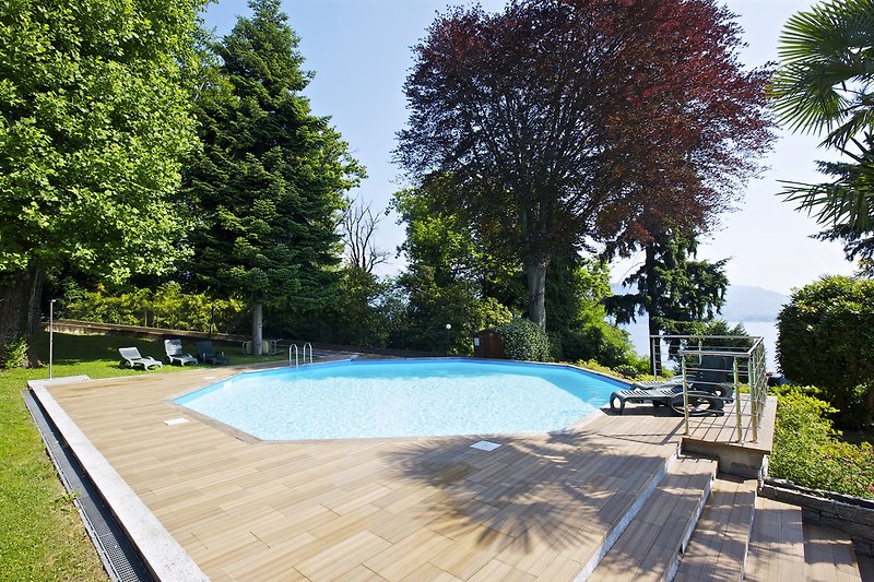 Ca. 1.000 m² großer Gemeinschaftsgarten mit schönem Pool
