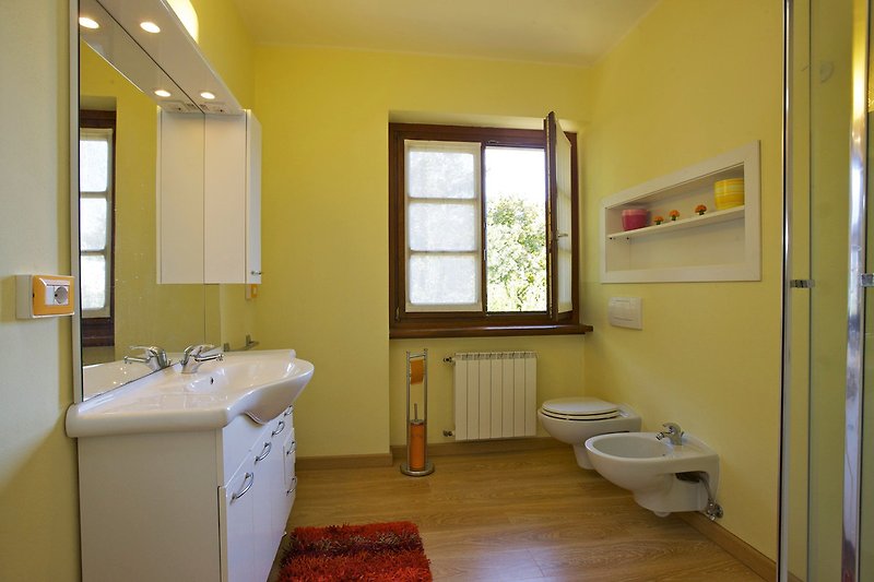 1. freundliches Badezimmer mit Dusche, Bidet & Fenster