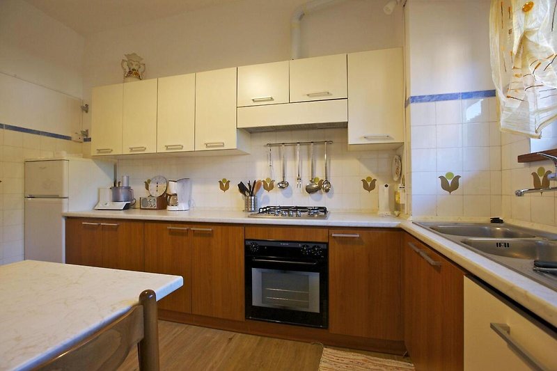 Gut ausgestattete, separate Wohnküche mit Geschirrspülmaschine