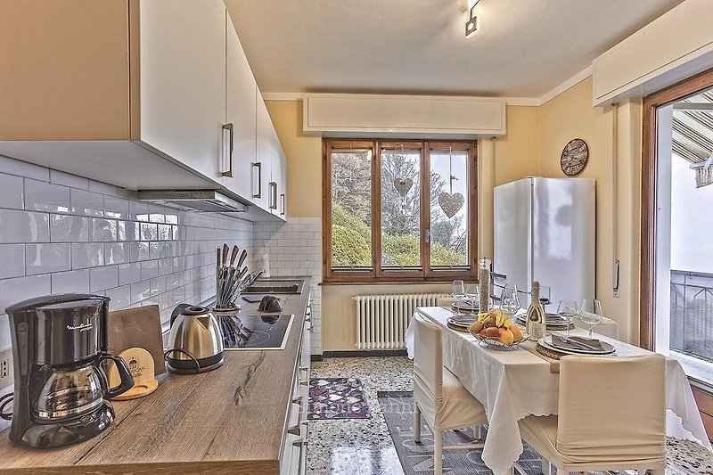 Gut ausgestattete Wohnküche mit Geschirrspülmaschine, 4-Platten-Kochfeld, Backofen, Mikrowelle und wunderschöner Seesich