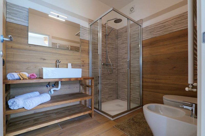 Modernes Bad en suite (zum 4. Schlafzimmer)
