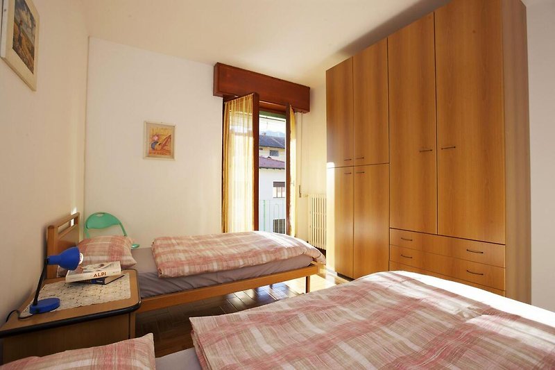 Schlafzimmer mit 2 Einzelbetten und Ausgang auf den ca. 10 m² großen Balkon