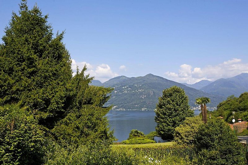 Schöne Sicht auf den Lago Maggiore und ins Grüne