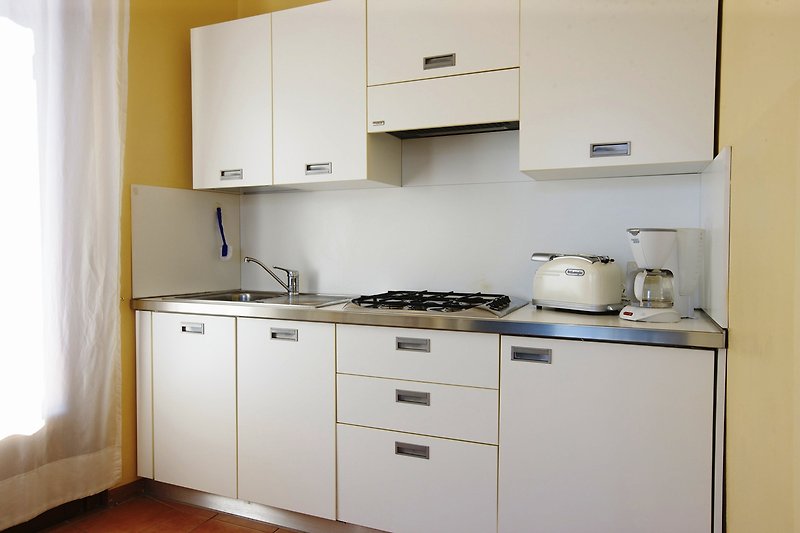Gut ausgestattete Küchenzeile mit Geschirrspülmaschine