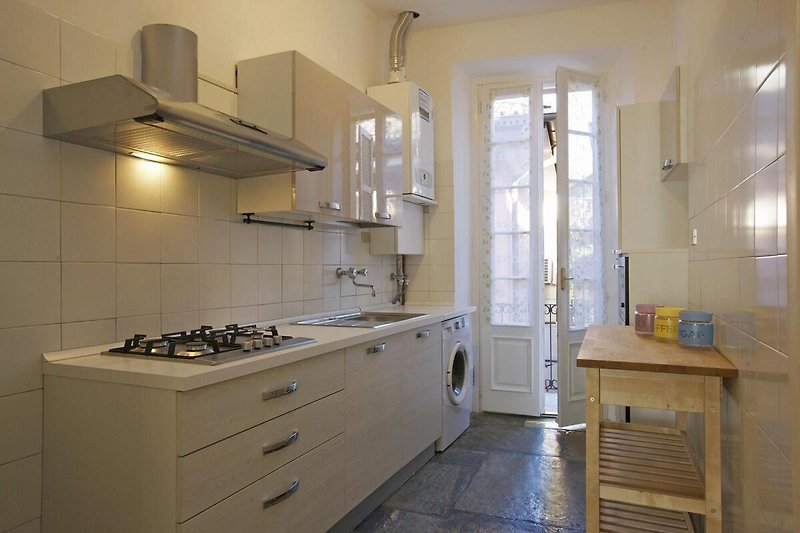 Gut ausgestattete separate Küche mit Geschirrspülmaschine