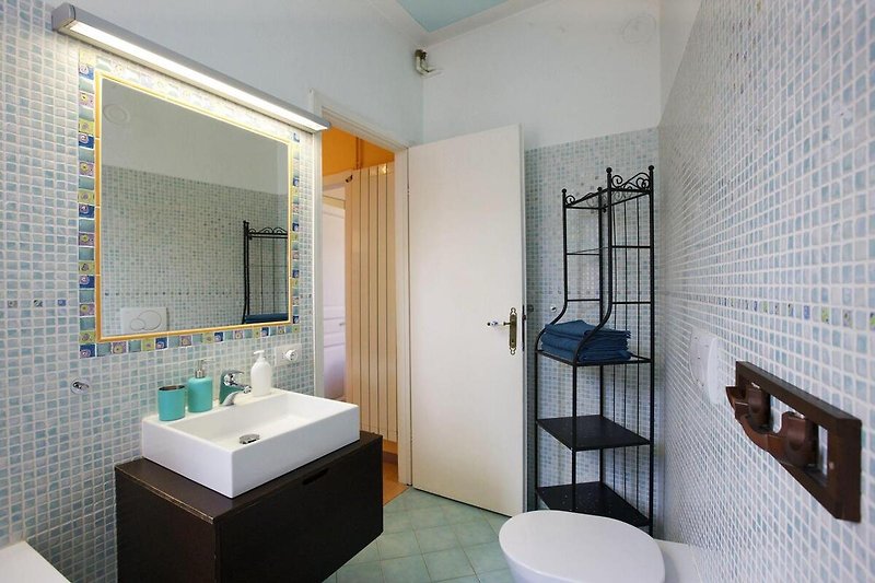 Freundliches Badezimmer mit Badewanne und Sicht auf Cannobio
