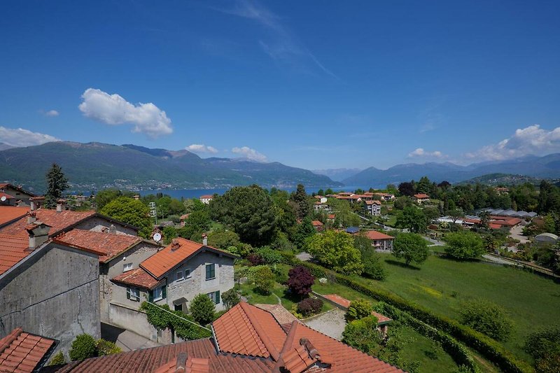 Wunderschöne Sicht über die Dächer von Nasca auf den See, die Isola di Cannero und die Berg