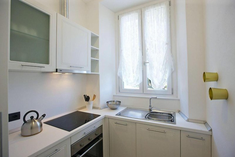 Gut ausgestattete separate Küche mit Geschirrspülmaschine