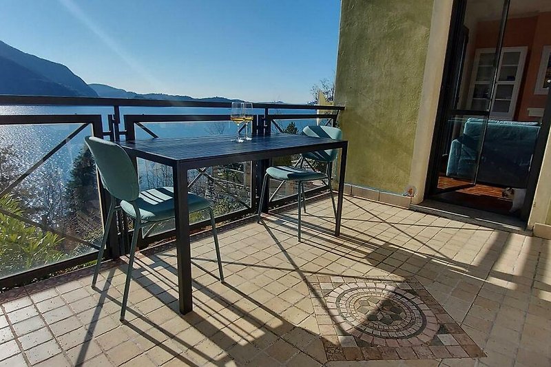 Ca. 12 m² großer Balkon (Loggia) mit Sonnenmarkise, Außenkamin und traumhafter Seesicht