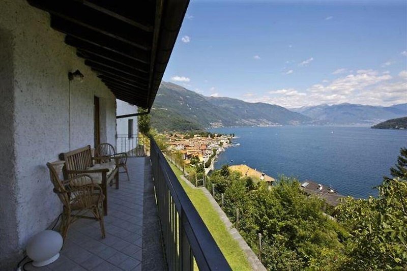 Ca. 20 m² großer Eckbalkon mit fantastischer Sicht auf den Lago Maggiore