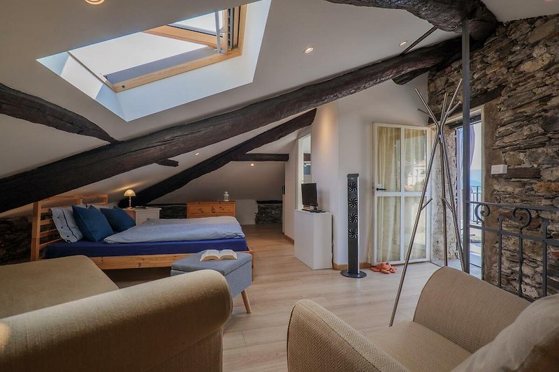 2. Schlafzimmer mit sichtbaren Holzbalken, Doppelbett und ausziehbarer Schlafcouch