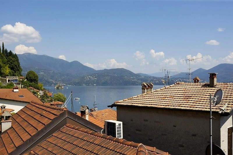 Fantastische Sicht über die Dächer von Cannero auf den See 