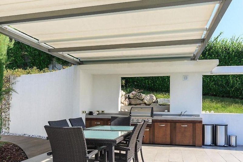 Ca. 20 m² große Terrasse mit elektrischem Sonnenverdeck