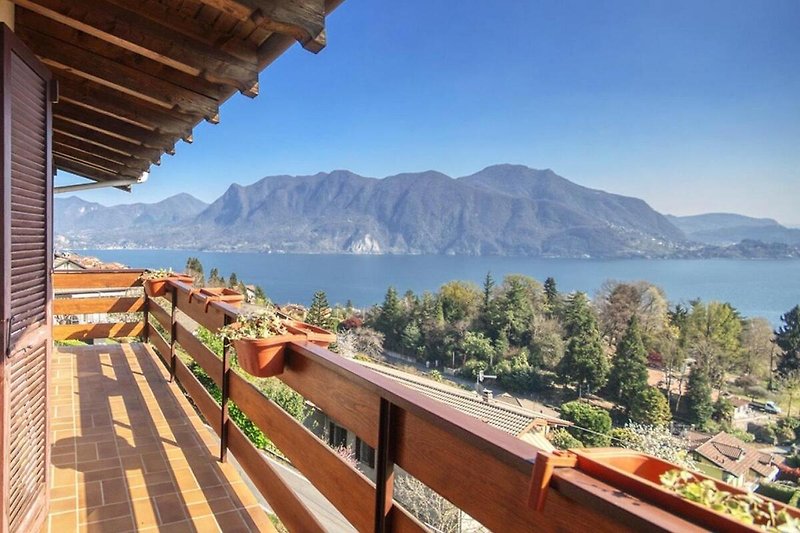 Einer von 2 Balkonen mit jeweils fantastischer Sicht auf den See und die Berge