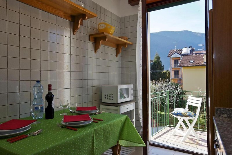 Gut ausgestattete separate Wohnküche mit 4-Flammen-Herd, Backofen und Ausgang auf den ca. 3 m² großen Balkon