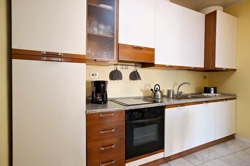 Ca. 25 m² große, gut ausgestattete und offene Wohnküche mit Geschirrspülmaschine