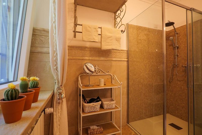 Badezimmer mit Dusche, Bidet, Fenster und Sicht ins Grüne (1. Obergeschoss)