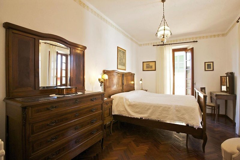 1. Schlafzimmer mit Doppelbett und Ausgang auf den Eckbalkon 