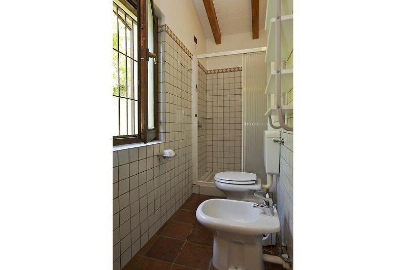 2. freundliches Bad mit Dusche, Bidet und Fenster
