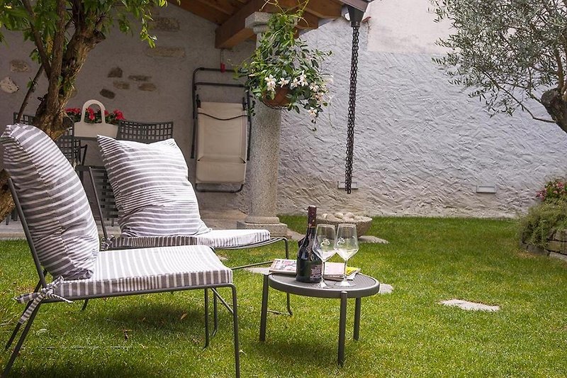 Außenbereich mit 2 Terrassen und Garten