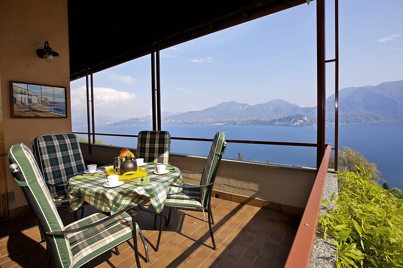 Ca. 18 m² großer, umlaufender und überdachter Balkon mit atemberaubender Sicht auf den See