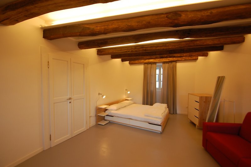 Schlafzimmer mit Doppelbett - Wohnung Nr. A