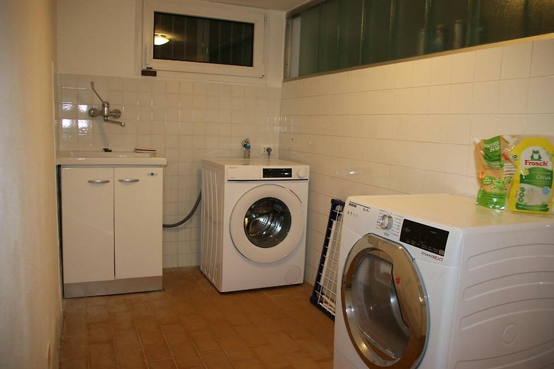 Haushaltsraum mit Waschmaschine und Wäschetrockner