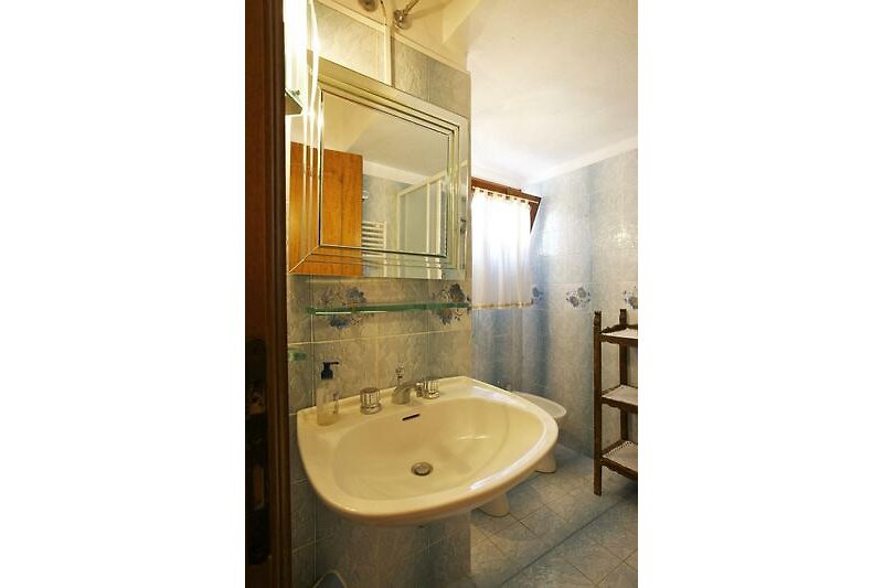 1. Badezimmer (en suite zum 1. Schlafzimmer) mit Dusche, Bidet und Fenster