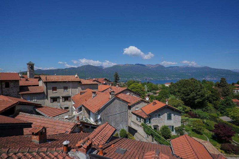 Wunderschöne Sicht über die Dächer von Nasca auf den See und die Berge