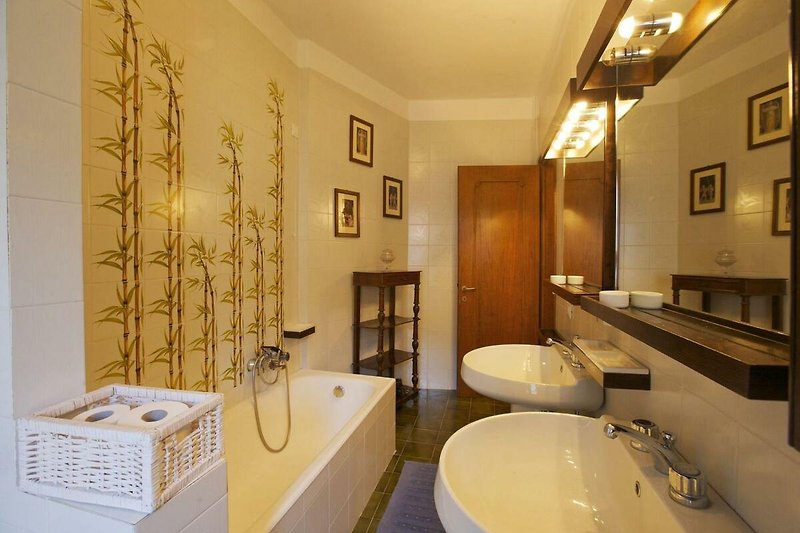 2. Badezimmer mit Bidet, Badewanne, Dusche, Doppelwaschbecken und Fenster
