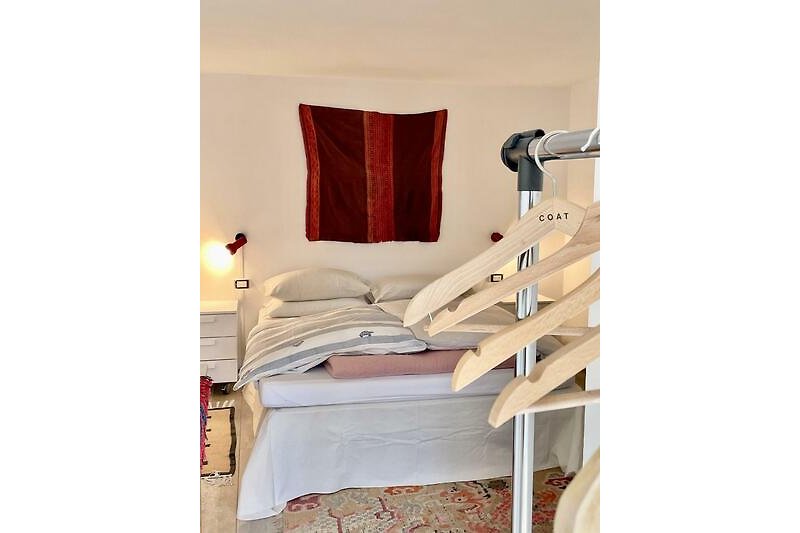 Eins von zwei Schlafzimmern mit französischem Bett 