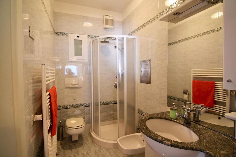 Freundliches Bad en suite mit Bidet, Dusche und Fenster