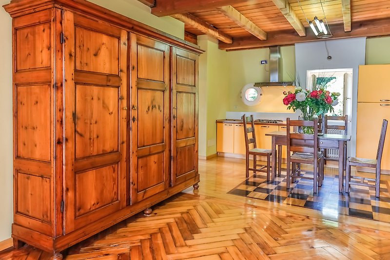 Wohn-/ Esszimmer mit schöner Holzdecke und elegantem Parkettboden mit Schachbrettspielfeld