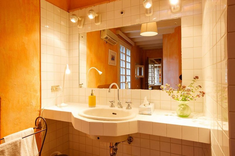 Ca. 15 m² großes Badezimmer mit Bidet, Badewanne mit Duschmöglichkeit sowie Fenster (en suite zum 1. Schlafzimmer)
