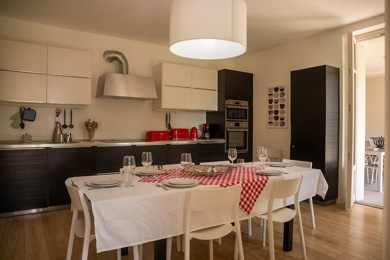Separate und sehr gut ausgestattete Wohnküche mit Geschirrspülmaschine