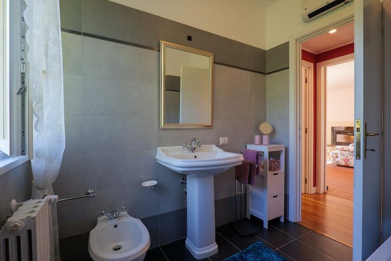 Badezimmer mit Badewanne, Bidet und Fenster (2. Obergeschoss)