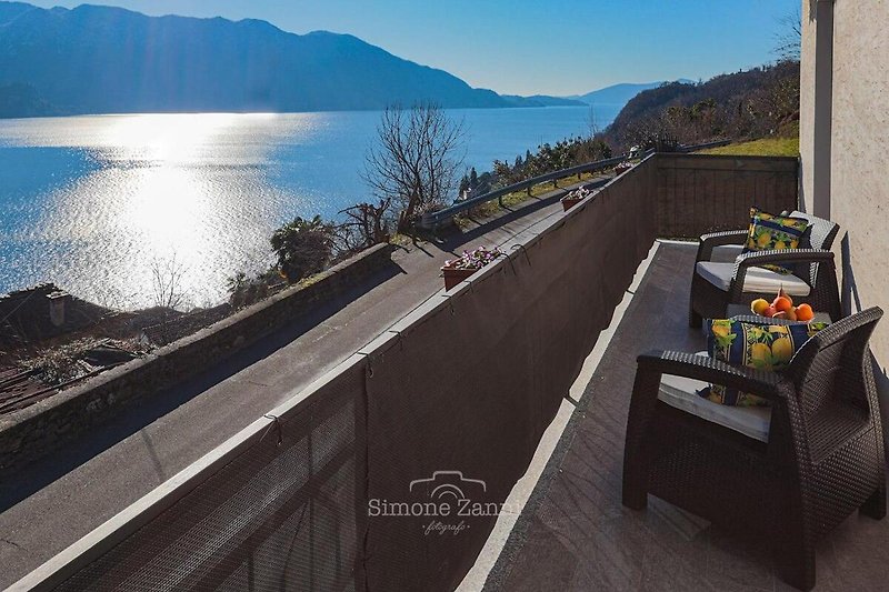 Ca. 13 m² großer Sonnenbalkon mit zwei Markisen und fantastischer Sicht auf den See und die gegenüber liegenden Berge