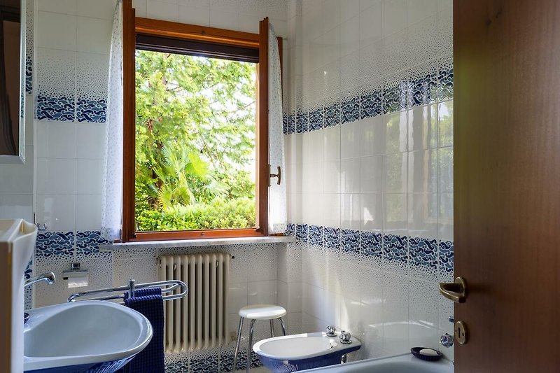 Badezimmer mit Badewanne, Bidet und Fenster