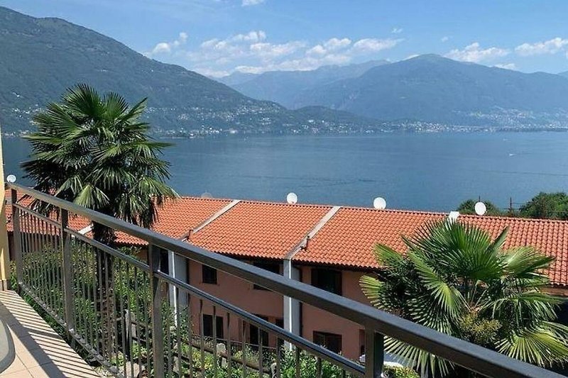 Ca. 15 m² großer teilüberdachter Balkon mit atemberaubender Sicht auf den See-, die Inseln von Brissago und die Alpen