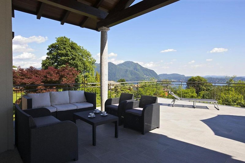 Die Terrasse ist mit einer Relaxsitzecke für 7 Personen ausgestattet