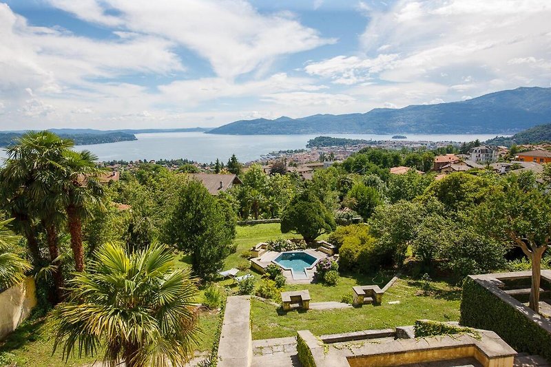 Traumhafte Sicht auf den See, Pallanza und den terrassenförmig angelegten Garten