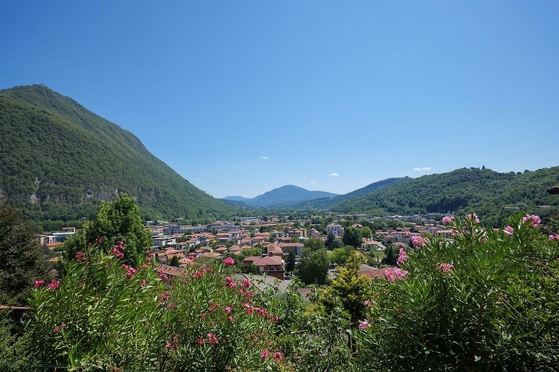 Wunderschöne Sicht auf die umliegende Hügellandschaft und Laveno