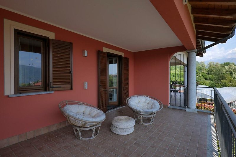 Ca. 12 m² großer überdachter Balkon mit wunderschöner Sicht auf den See und die Borromäischen Inseln 