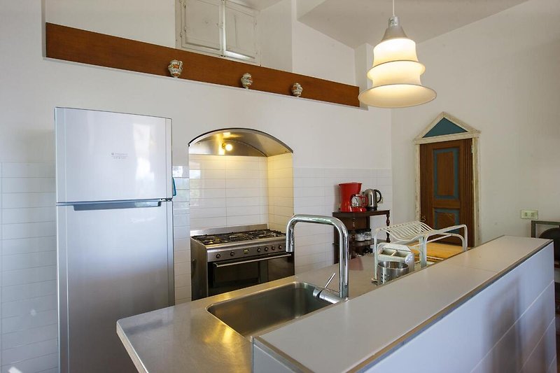 Sehr gut ausgestattete separate Wohnküche mit Geschirrspülmaschine