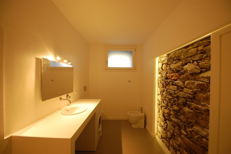 Modernes, freundliches Bad mit Dusche - Wohnung Nr. A