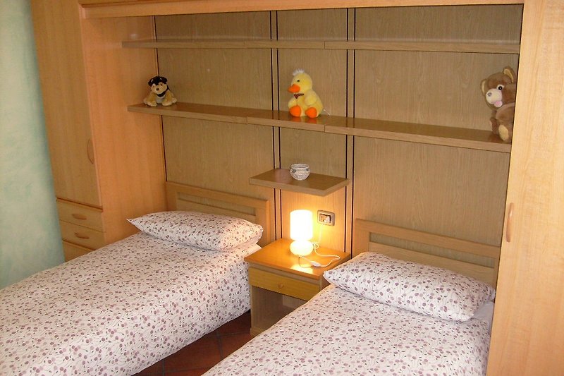 2. Schlafzimmer mit 2 Einzelbetten